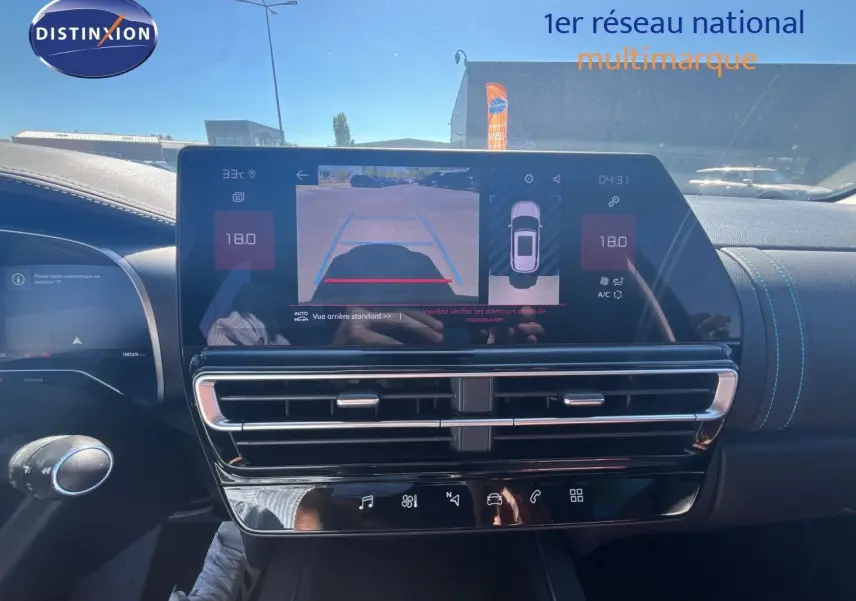 Vue intérieure du tableau de bord du Citroën C5 Aircross noir métal 2025, écran tactile affichant la caméra de recul.