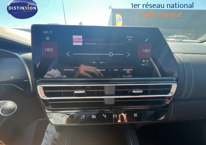 Vue rapprochée du tableau de bord du Citroën C5 Aircross noir métal 2025, avec écran tactile et commandes climatisation.