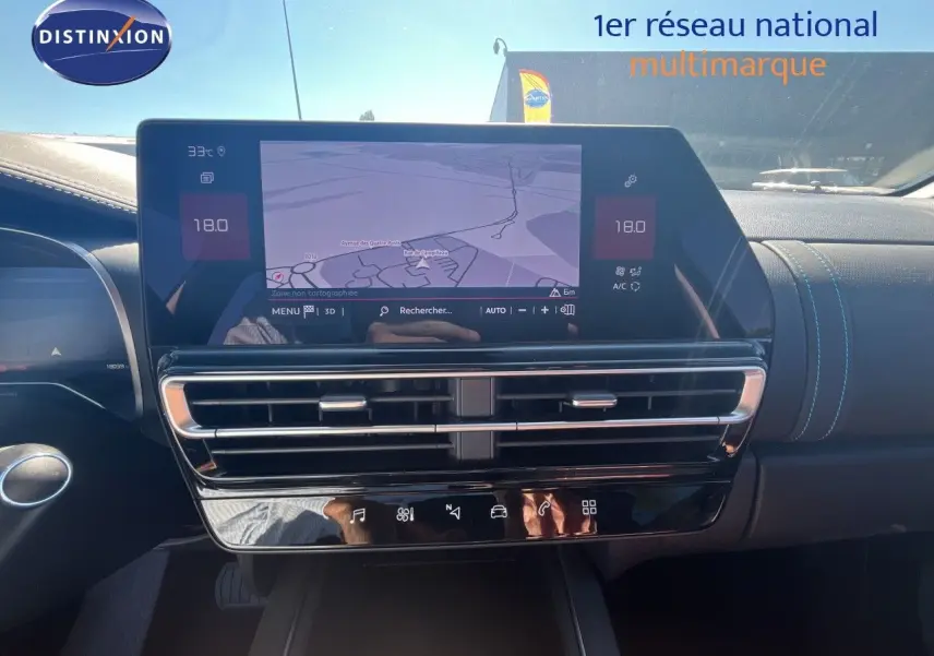 Tableau de bord du Citroën C5 Aircross noir métal 2025, vue frontale sur l’écran tactile avec navigation et commandes climatiques.