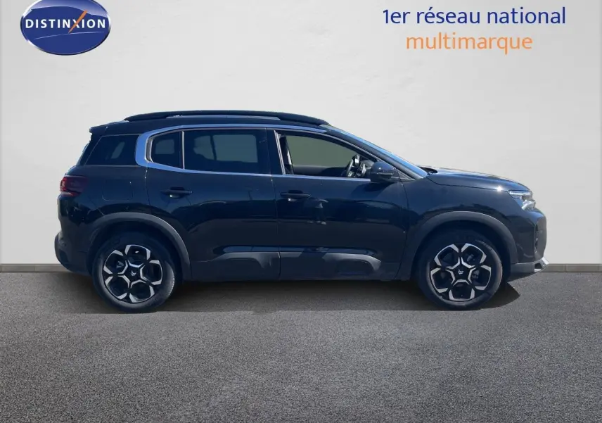 Profil côté gauche d’un Citroën C5 Aircross noir métal 2025 avec jantes originales et toit noir contrasté.