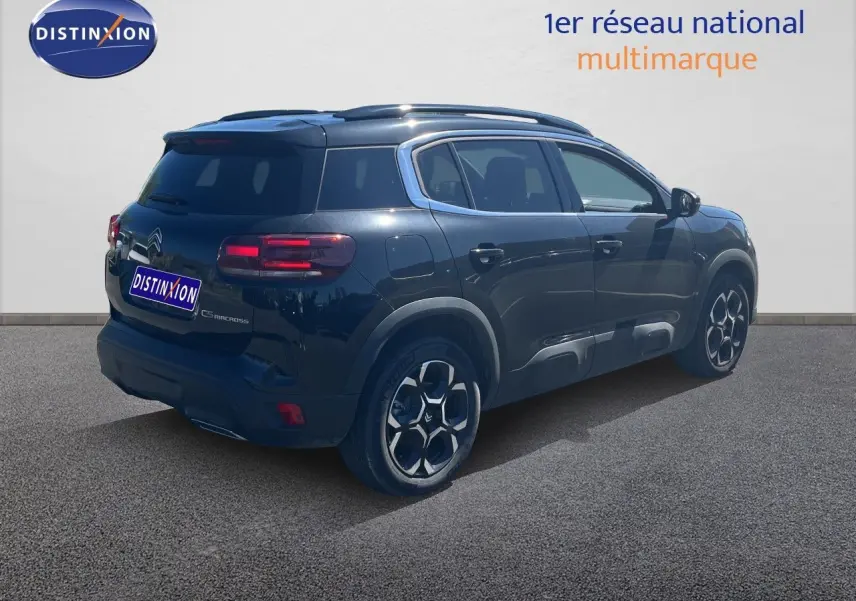 Vue 3/4 arrière droite d'un Citroën C5 Aircross noir métal 2025, avec jantes distinctives et toit panoramique.