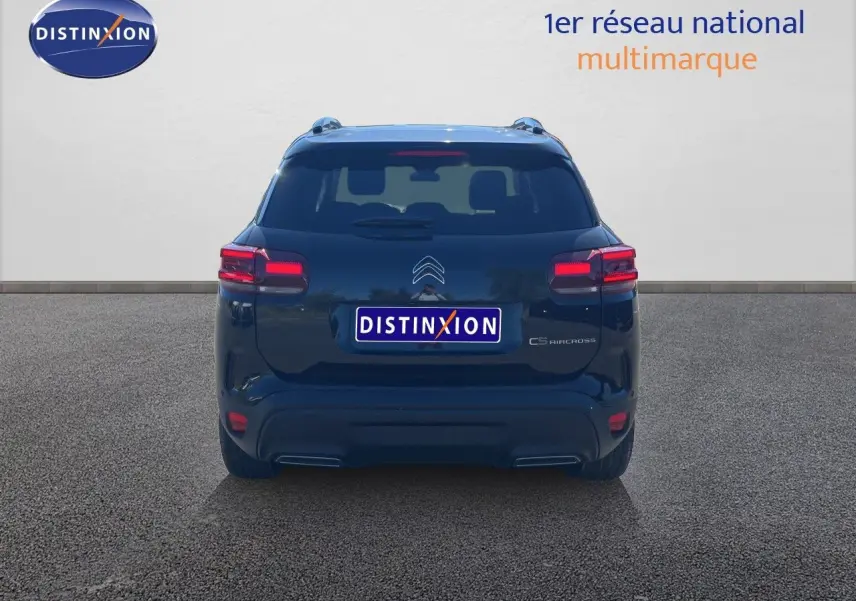 Vue arrière du Citroën C5 Aircross noir métal 2025 avec feux LED et logo distinctif sur fond neutre.