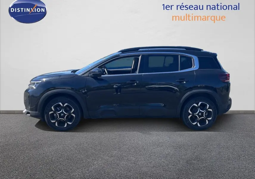 Profil côté gauche d'un Citroën C5 Aircross noir métal 2025 avec jantes distinctives et toit panoramique.