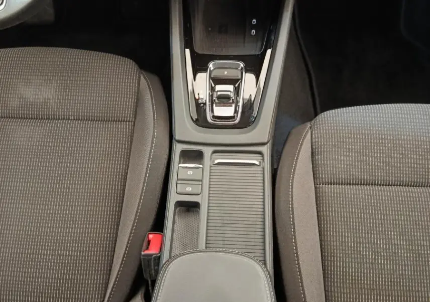 Vue plongeante sur la console centrale noire et les sièges tissu gris de la Skoda Octavia 2.0 TDI 150 DSG7 Ambition.