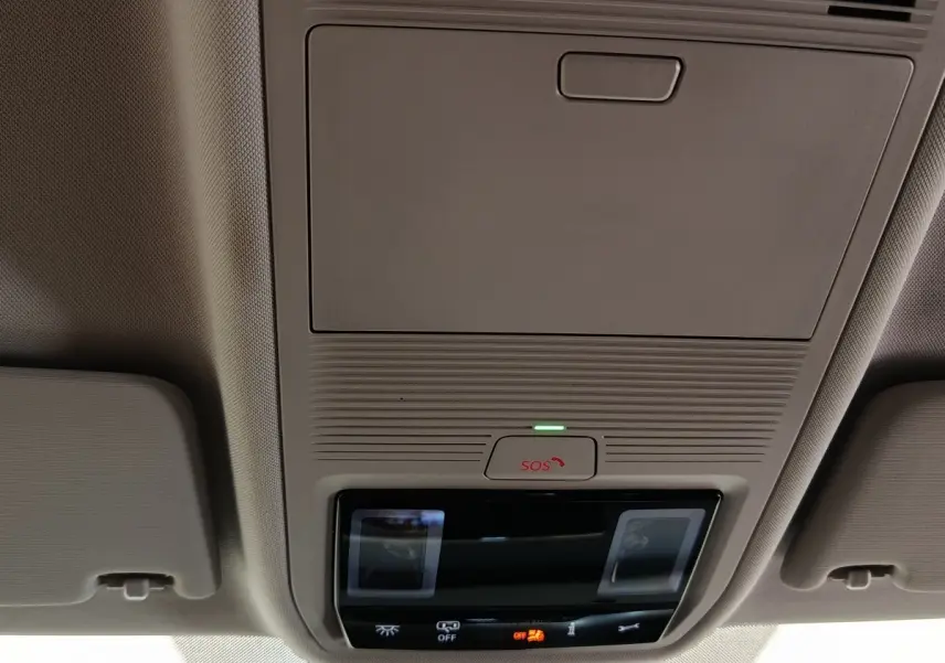 Vue intérieure du plafonnier beige avec bouton SOS et commandes d’éclairage de la Skoda Octavia blanche 2023.