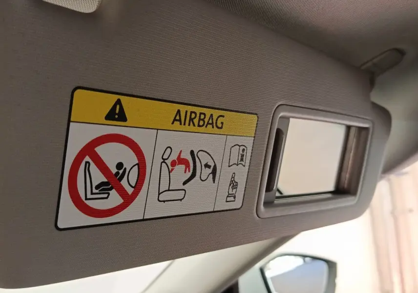 Détail du pare-soleil côté conducteur de la Skoda Octavia blanc 2023 avec avertissement airbag et miroir intégré.