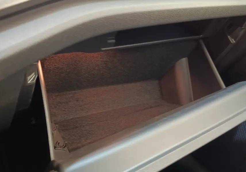 Gant de rangement ouvert côté passager de la Skoda Octavia blanche, intérieur noir avec éclairage doux.