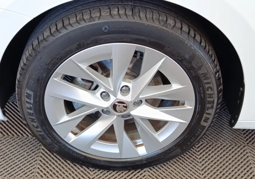 Gros plan sur la roue avant droite blanche d’une Skoda Octavia 2.0 TDI 150 DSG7 Ambition avec jante alliage et pneu Michelin.
