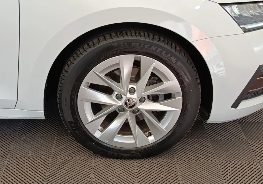 Gros plan sur la roue avant gauche d'une Skoda Octavia blanche 2023 avec jante alliage et pneu Michelin.