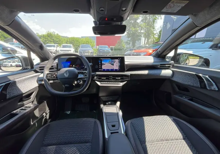 Vue intérieure avant de la Renault Clio 6 TCE 115 EDC Techno Plus, tableau de bord moderne avec écran tactile et volant multifonctions.