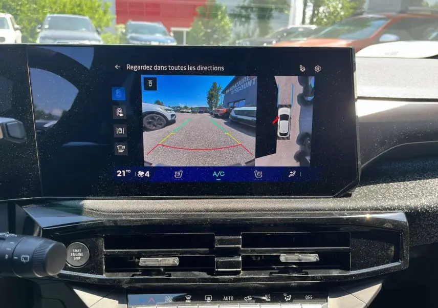 Vue intérieure du tableau de bord de la Renault Clio 6 TCE 115 EDC Techno Plus avec écran caméra 360° et commandes climatisation.