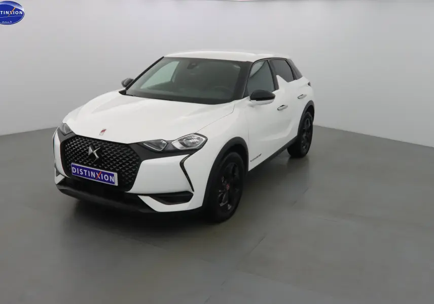 DS3 Crossback blanc banquise en vue 3/4 avant droit, avec calandre noire et jantes noires distinctives.