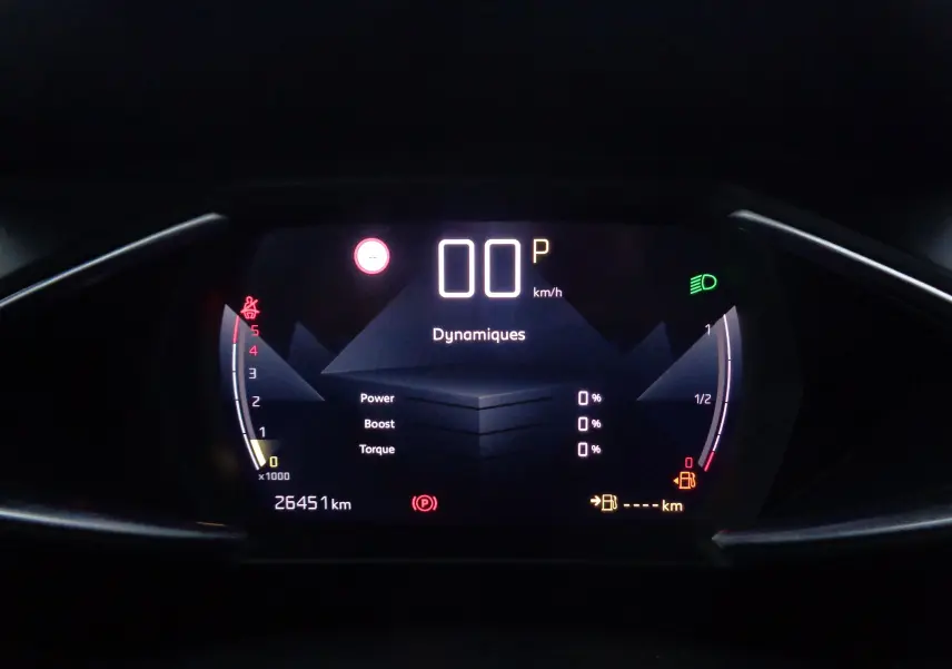 Tableau de bord numérique du DS3 Crossback blanc, affichant la vitesse à 0 km/h et divers indicateurs dynamiques.