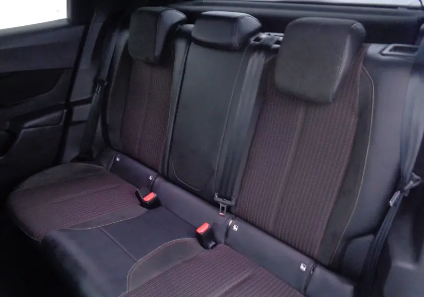 Vue intérieure arrière des sièges arrière en tissu et cuir noir avec surpiqûres rouges du DS3 Crossback blanc banquise