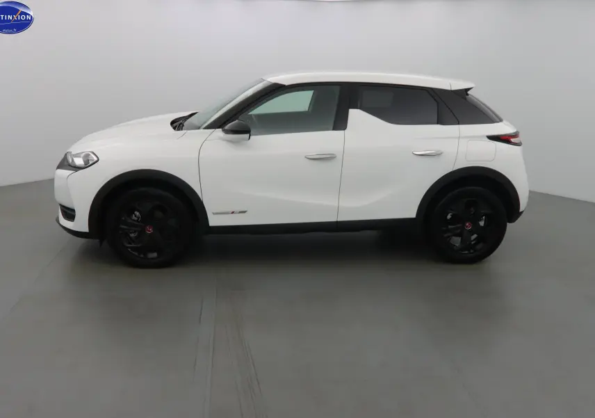 Vue latérale droite d'un DS3 Crossback blanc Banquise avec jantes noires et toit contrasté noir.
