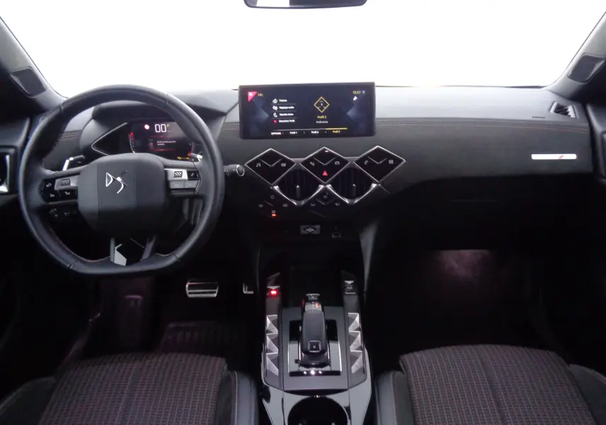 Intérieur noir du DS3 Crossback 2021, vue frontale du tableau de bord avec écran tactile et volant multifonction.