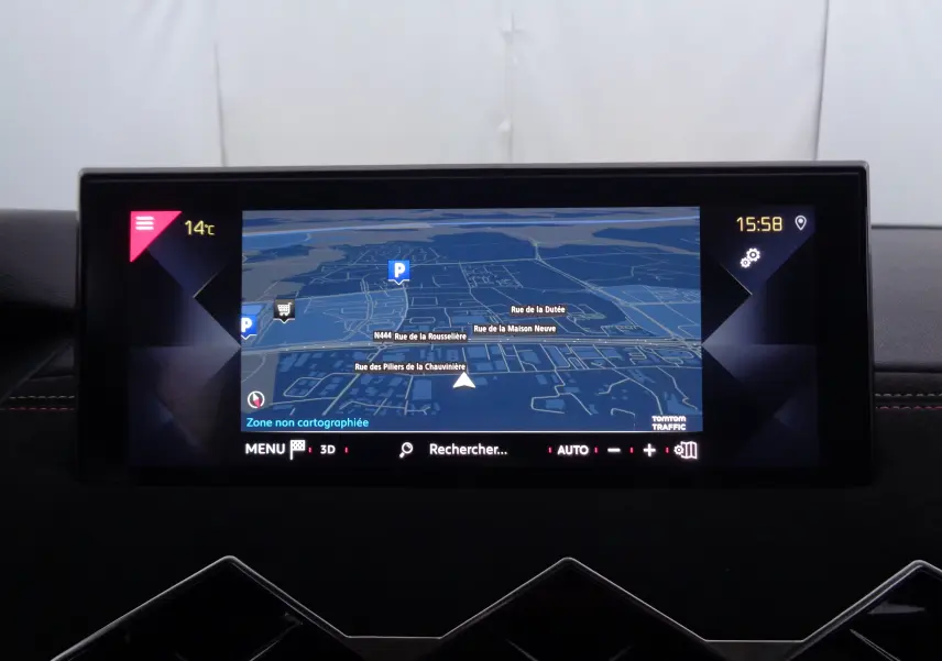Écran central tactile du DS3 Crossback affichant la navigation avec carte en 3D et indications de rues.