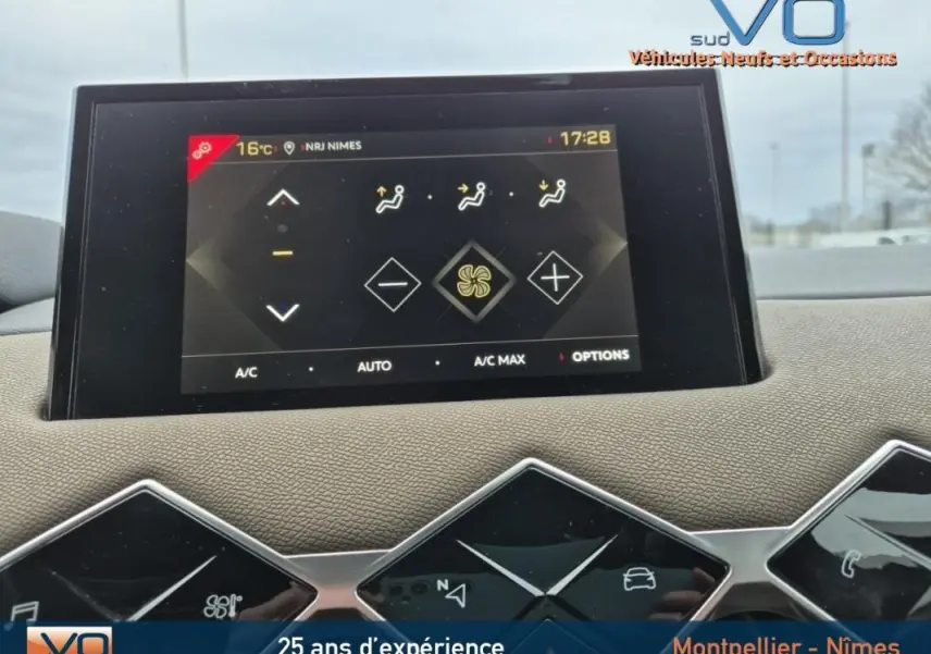 Écran tactile du tableau de bord du DS3 Crossback gris, affichant les réglages de climatisation automatique.