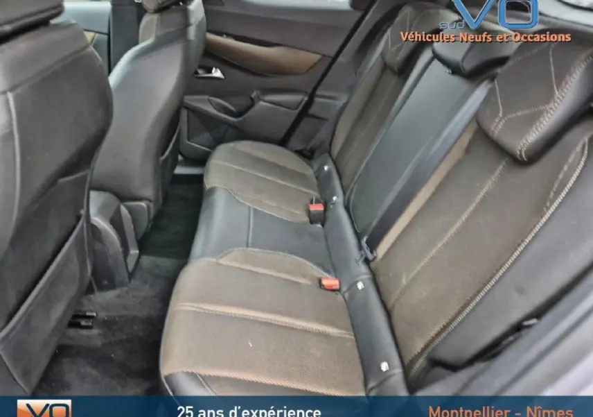 Vue intérieure montrant la banquette arrière en tissu marron et cuir noir du DS3 Crossback gris de 2020.