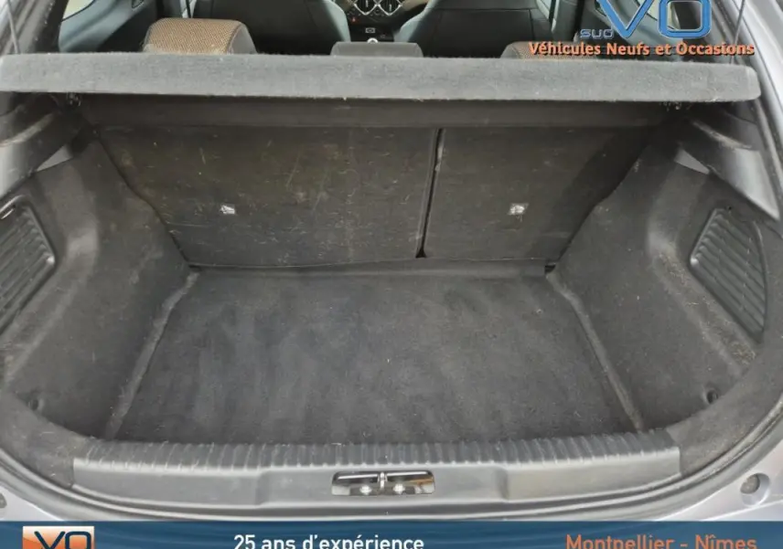 Coffre ouvert d'une DS3 Crossback gris 2020, vue arrière montrant l'espace de chargement et l'intérieur partiel.