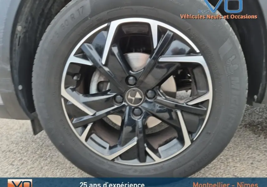 Gros plan sur la jante alliage 17 pouces noire et argentée du DS3 Crossback gris Diesel 2020.