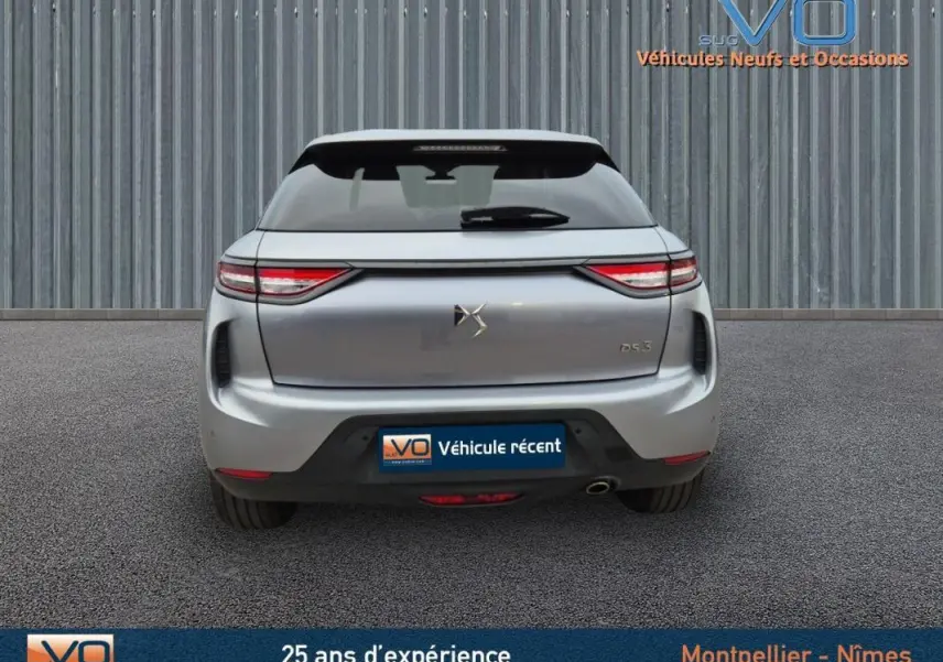 Vue arrière d'un DS3 Crossback gris 2020 avec feux LED effilés et plaque "Véhicule récent" visible.