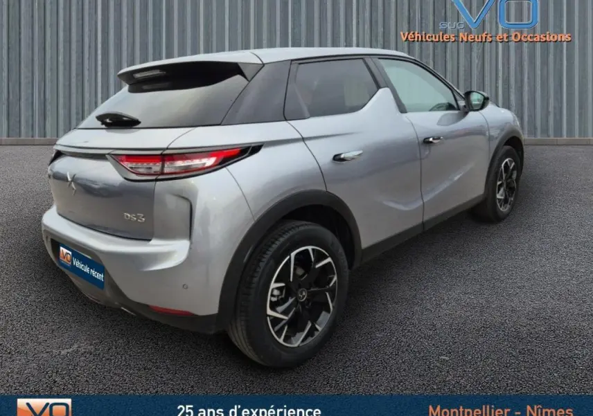 Vue 3/4 arrière droite d'un DS3 Crossback gris 2020 avec jantes alliage 17 pouces et toit noir contrasté