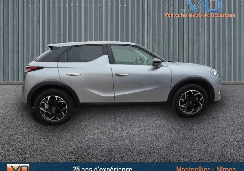 Profil latéral droit du DS3 Crossback gris 2020 avec jantes alliage noires et toit contrasté noir.