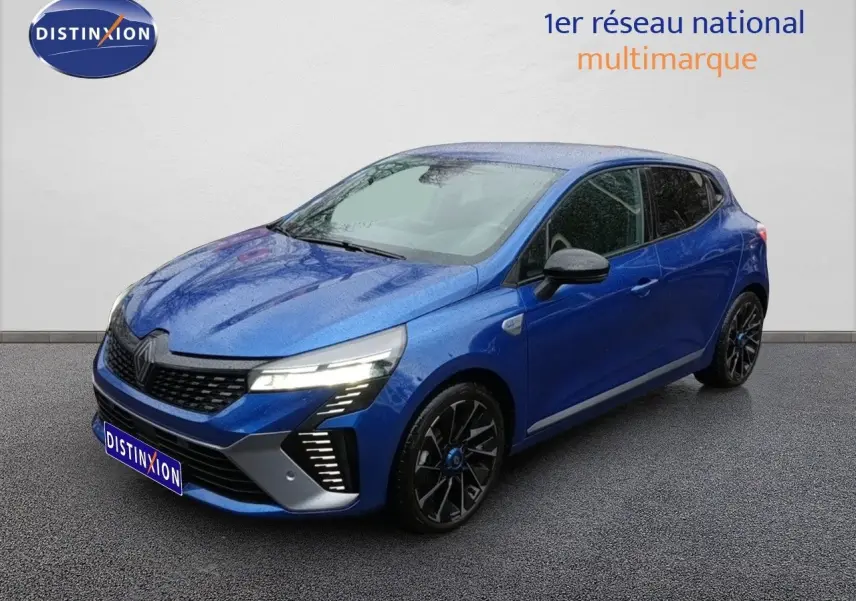 Renault Clio 1.6 E-Tech hybride bleu Iron Metal vue 3/4 avant droit avec jantes noires distinctives.