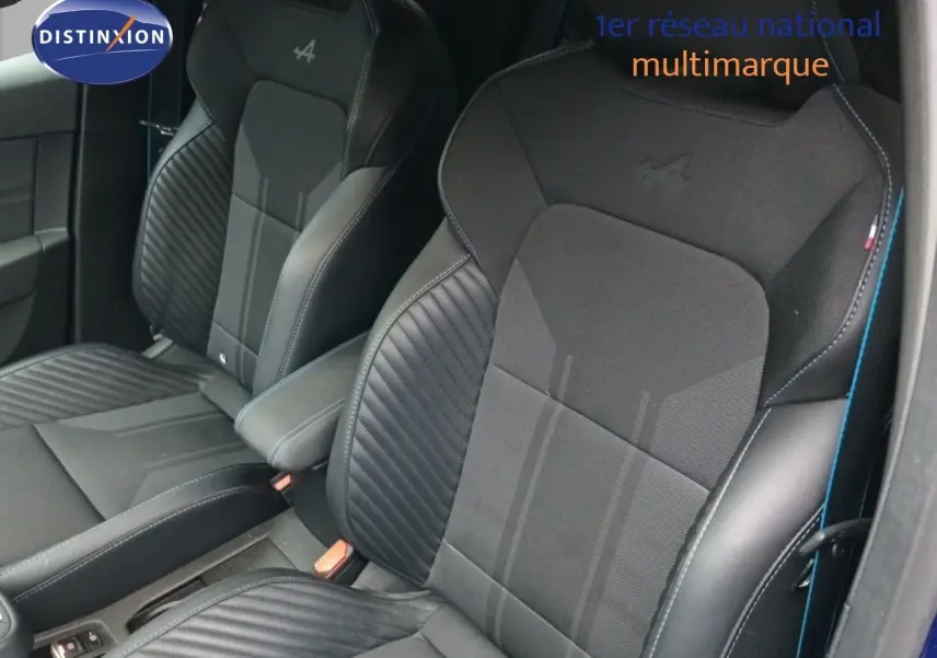 Vue intérieure rapprochée des sièges avant noirs avec logo Alpine embossé sur une Renault Clio 1.6 E-Tech 2024.