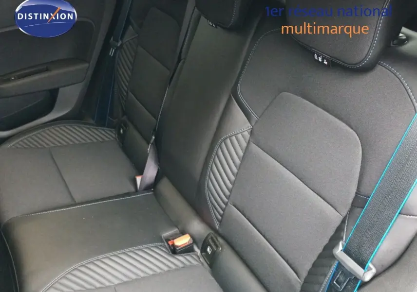 Vue intérieure sur les sièges arrière noirs avec surpiqûres bleues de la Renault Clio 1.6 E-TECH 2024.