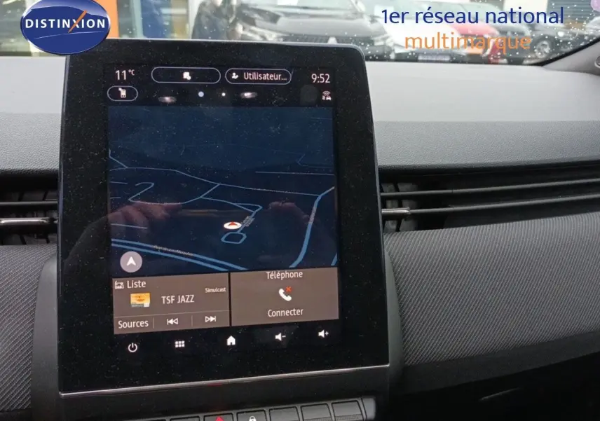 Écran tactile central affichant la navigation et la radio dans l’habitacle d’une Renault Clio 1.6 E-TECH 2024.