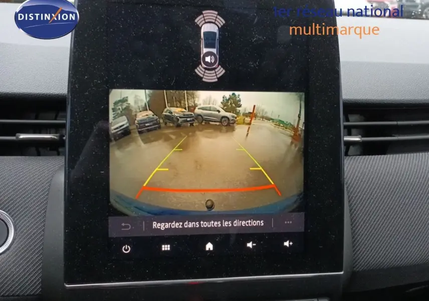 Vue de l'écran de recul intérieur de la Renault Clio 1.6 E-TECH bleu iron metal, affichant l'arrière du véhicule en stationnement.