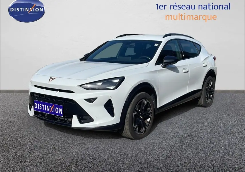 Vue 3/4 avant d'un SUV CUPRA Formentor blanc neige métal avec jantes noires et détails noirs contrastants.