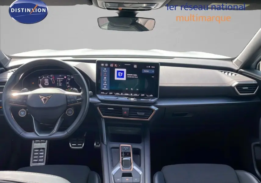 Vue intérieure avant du tableau de bord et volant noir du CUPRA Formentor 2.0 TDI 150CH DSG 2025 avec écran tactile central.