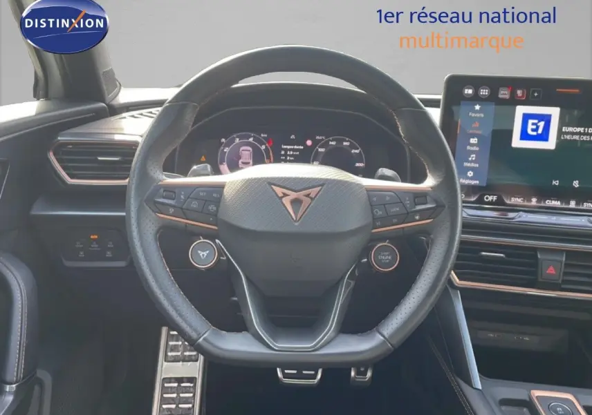 Vue intérieure centrée sur le volant multifonction noir du CUPRA Formentor 2.0 TDI avec tableau de bord digital et écran tactile.