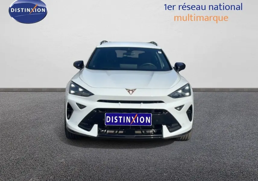 Vue frontale d'un CUPRA Formentor blanc neige métal 2025 avec calandre noire et phares LED distinctifs.