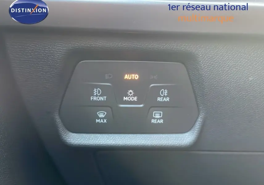 Panneau de commandes d’éclairage et désembuage intérieur d’un CUPRA Formentor blanc neige métal, vue rapprochée.