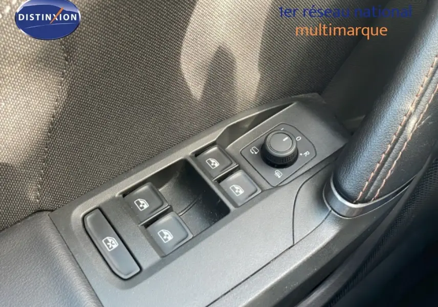 Gros plan sur les commandes de lève-vitres et réglage des rétroviseurs côté conducteur d'une CUPRA Formentor blanc neige métal.