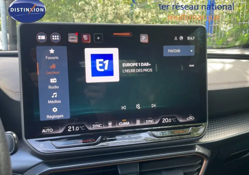 Vue intérieure centrée sur l'écran tactile du tableau de bord du CUPRA Formentor 2.0 TDI 150CH DSG 2025.