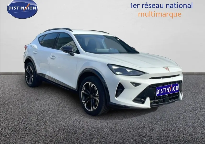 SUV CUPRA Formentor blanc neige métal vu en 3/4 avant droit avec jantes noires et toit ouvrant.