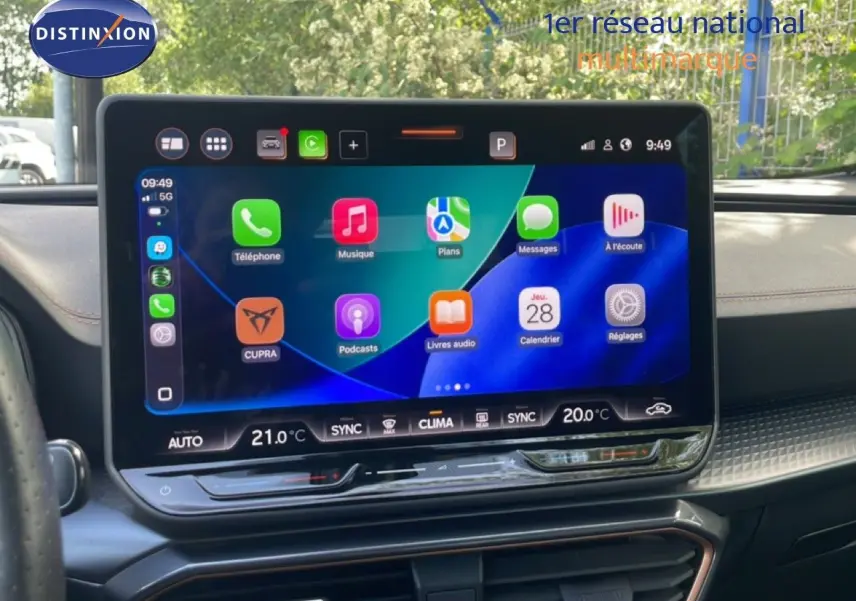 Vue intérieure centrée sur l'écran tactile du tableau de bord de la CUPRA Formentor 2025, affichage des applications connectées.