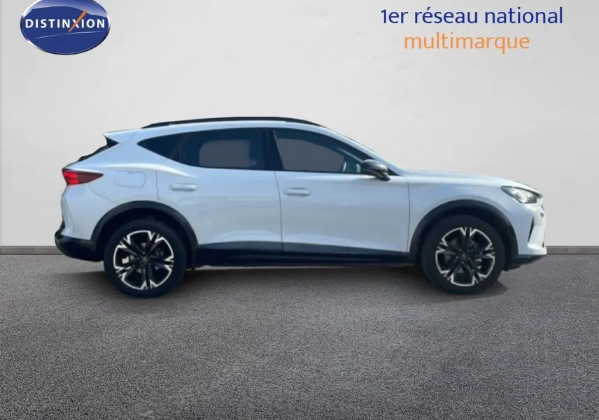 Vue de profil côté gauche d'un CUPRA Formentor blanc neige métal avec jantes noires bicolores.