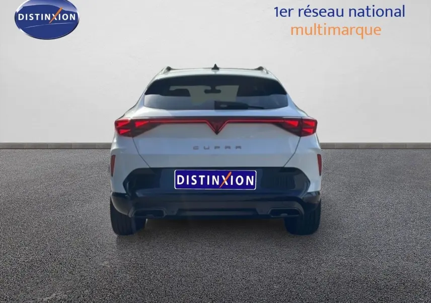 Vue arrière d'un CUPRA Formentor blanc neige métal avec feux arrière LED et double sortie d'échappement.