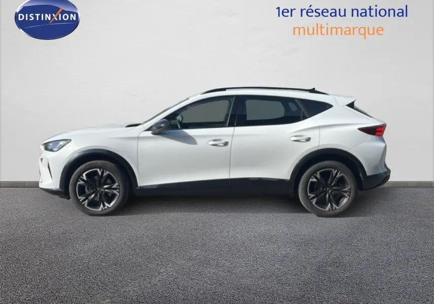 Vue de profil côté gauche d'un CUPRA Formentor blanc neige métal avec jantes noires bicolores sur fond neutre.