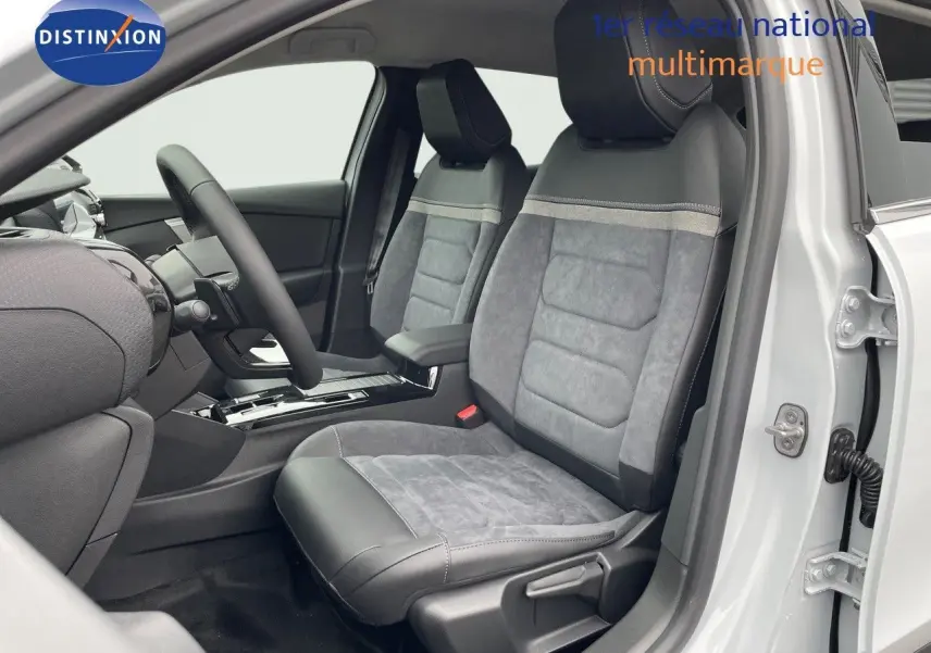 Intérieur côté conducteur d'une Citroën C4 blanche 2024, sièges en cuir et alcantara gris avec console centrale moderne.