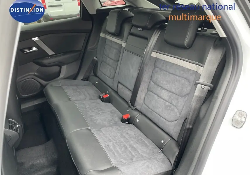 Vue intérieure du siège arrière côté droit d'une Citroën C4 blanche métal avec sellerie mixte cuir et alcantara gris.