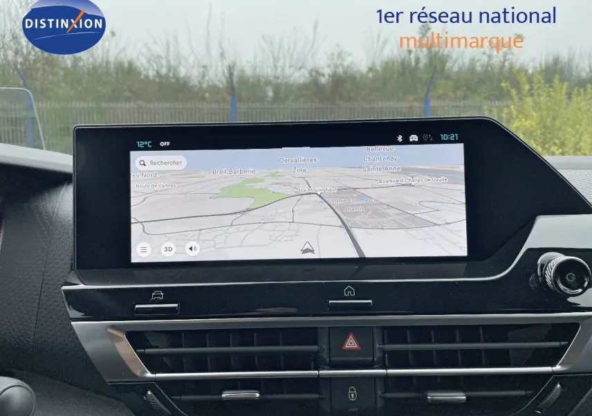 Écran tactile central du tableau de bord de la Citroën C4 2024 affichant la navigation GPS en extérieur.