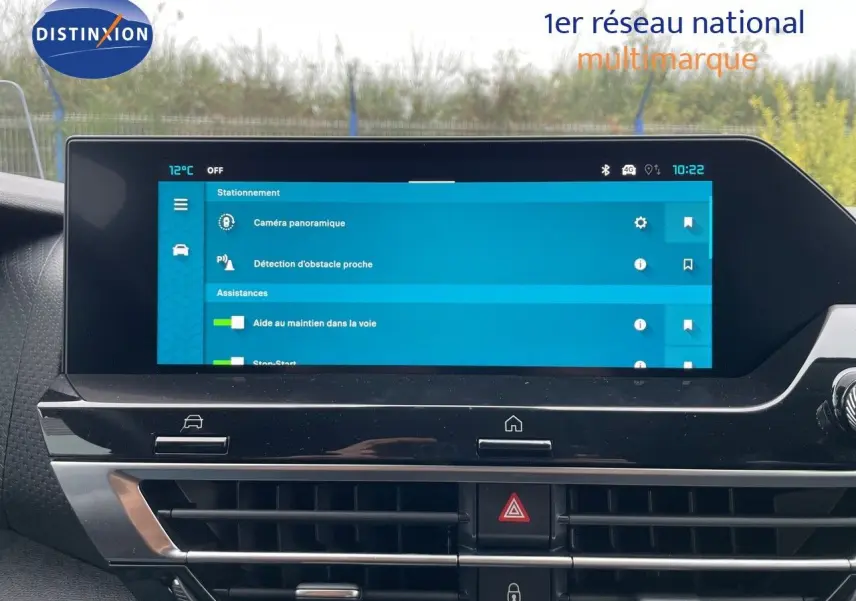 Écran tactile central affichant les options d'assistance à la conduite dans l'habitacle d'une Citroën C4 blanche.