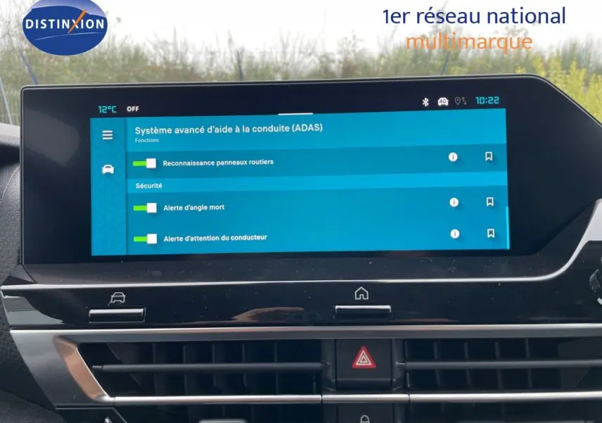 Écran tactile du système d'aide à la conduite dans l'habitacle d'une Citroën C4 blanc métal 2024.